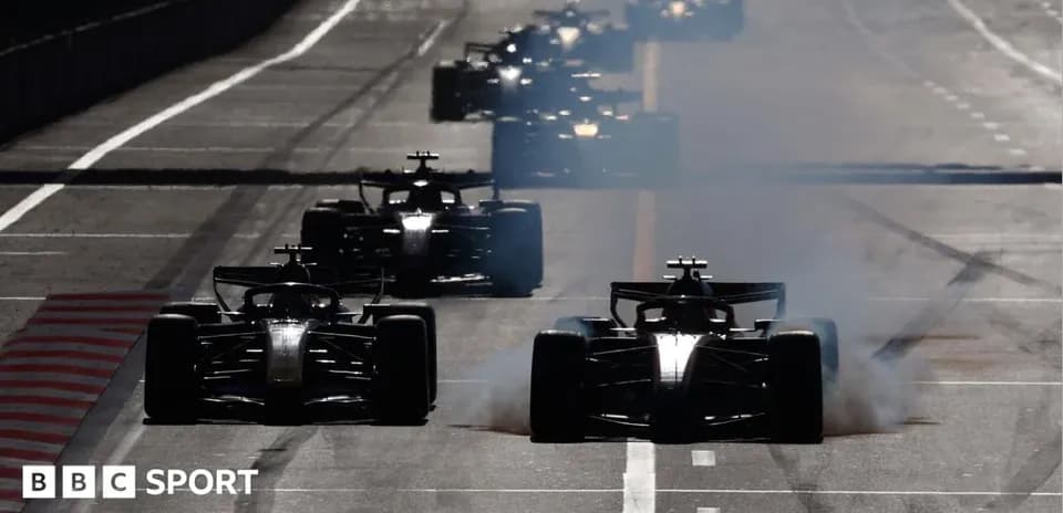 Voitures de Formule 1 en course sur la piste