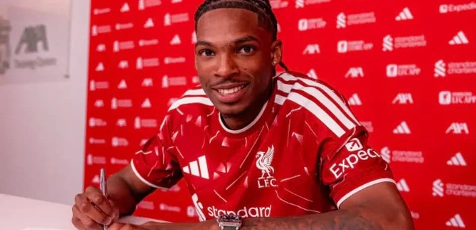Joueur signant un contrat avec Liverpool FC