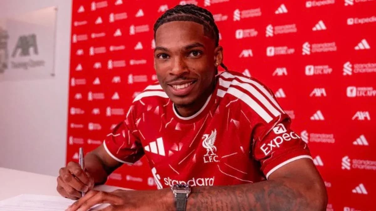 Joueur signant un contrat avec Liverpool FC