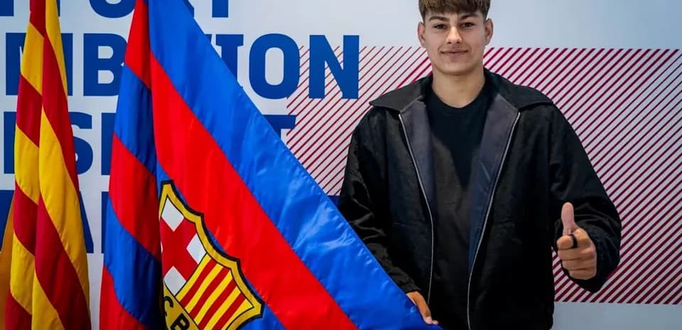 Joueur posant avec le drapeau du FC Barcelone