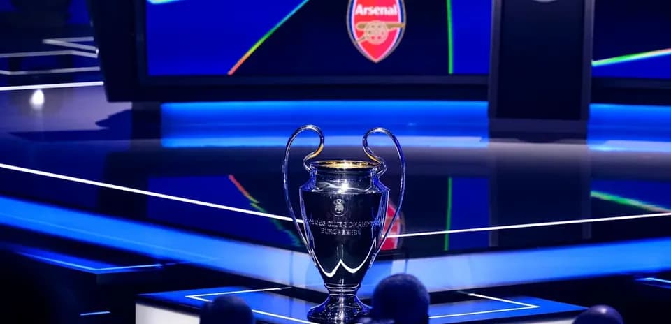 Trophée de la Ligue des champions avec logo d'Arsenal
