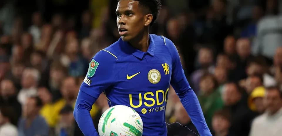 Joueur de Chelsea tenant un ballon de football