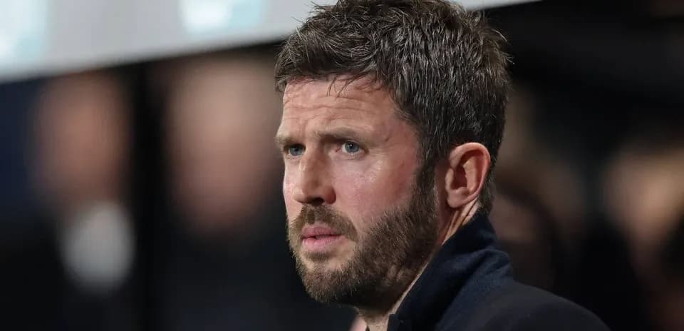 Entraîneur observant le match depuis la touche