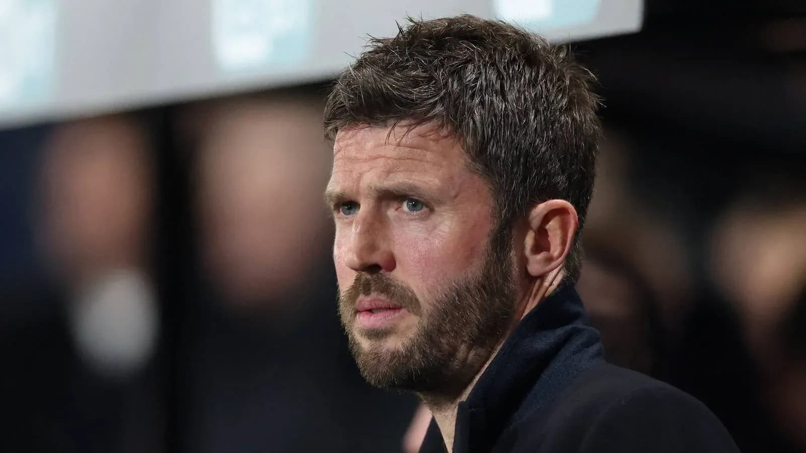 Entraîneur observant le match depuis la touche