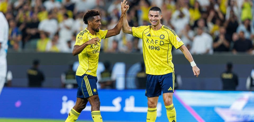 Joueurs de Al Nassr célébrant un but ensemble