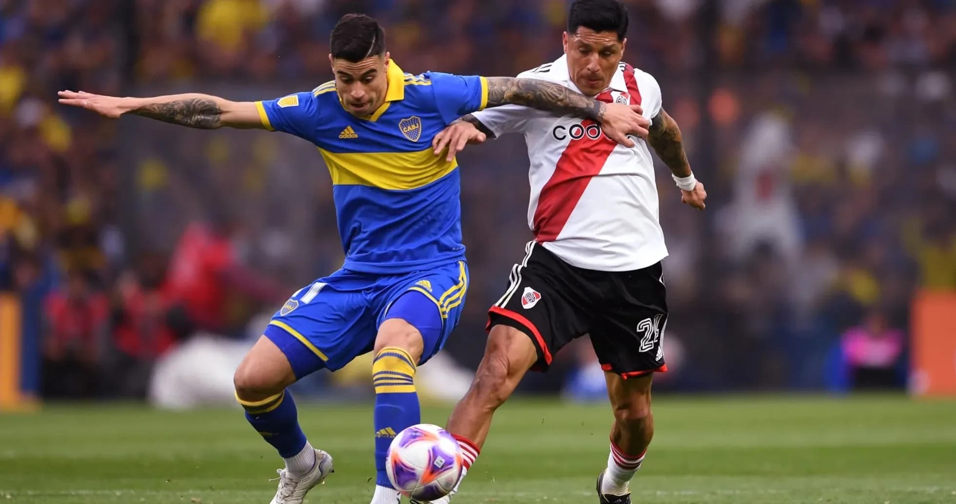 Deux joueurs de Boca Juniors et River Plate en action