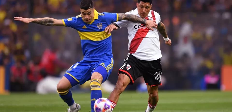 Deux joueurs de Boca Juniors et River Plate en action