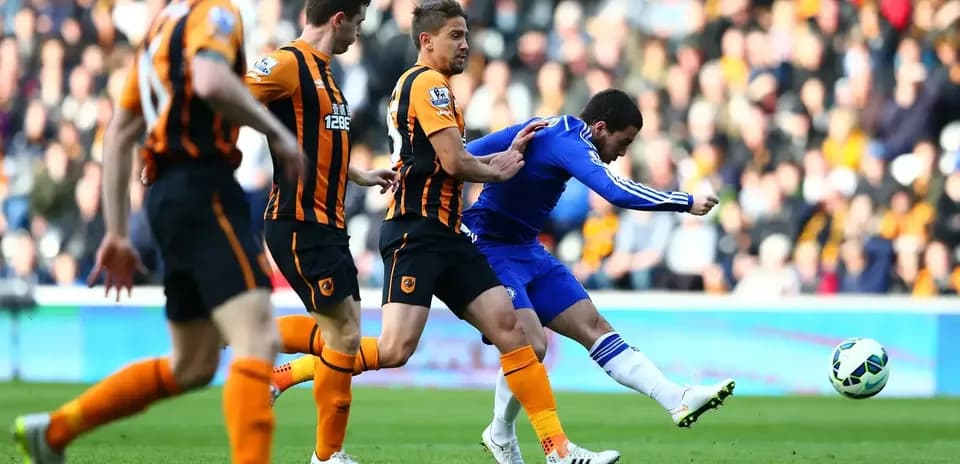 Un joueur de Chelsea tire au but contre Hull City