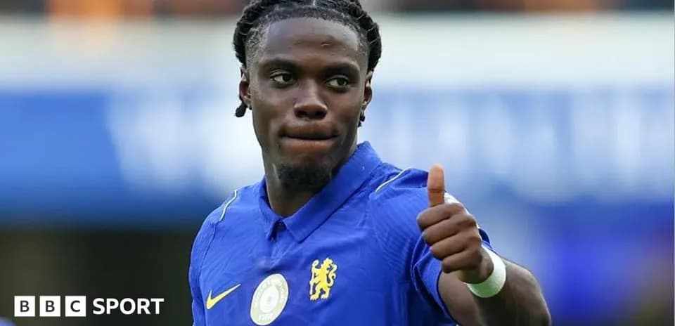 Joueur de Chelsea faisant un signe de pouce levé