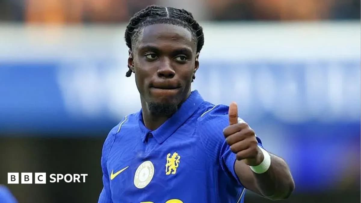 Joueur de Chelsea faisant un signe de pouce levé