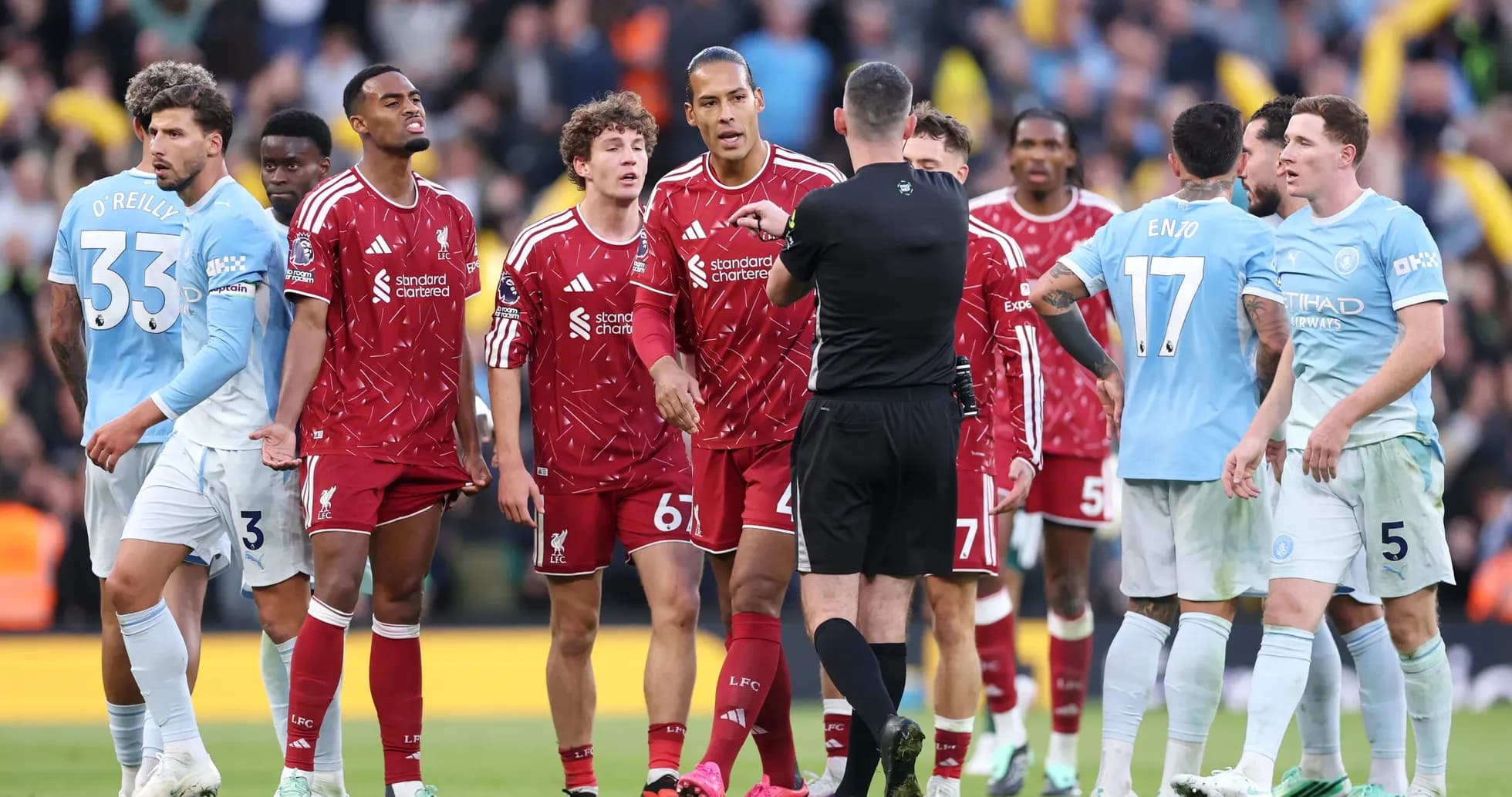 Joueurs de Liverpool et Manchester City en discussion