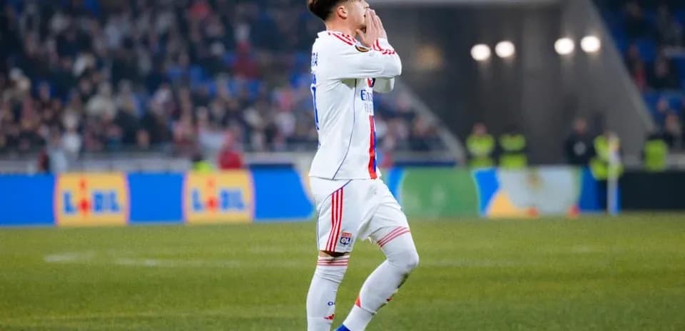 Joueur de l'Olympique Lyonnais sur le terrain