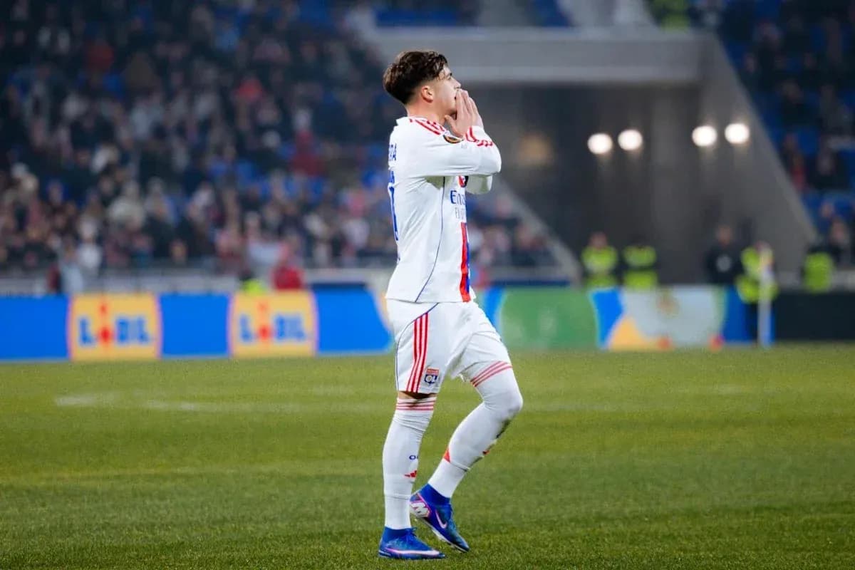 Joueur de l'Olympique Lyonnais sur le terrain