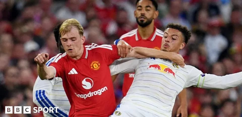 Deux joueurs en duel lors d'un match de football