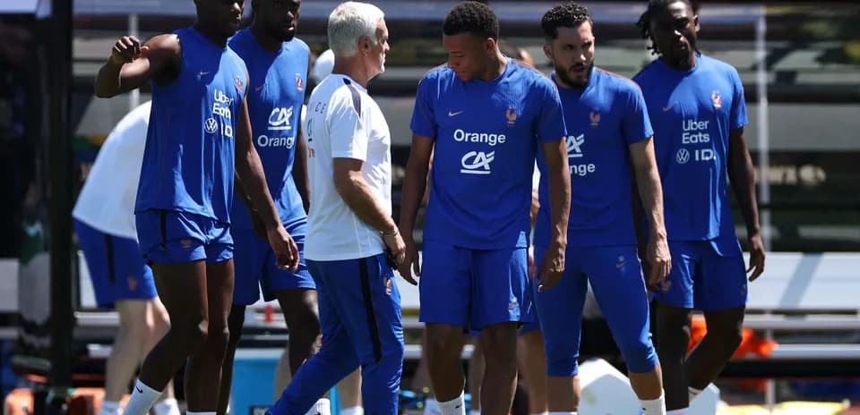 Équipe de France discutant pendant une séance d'entraînement