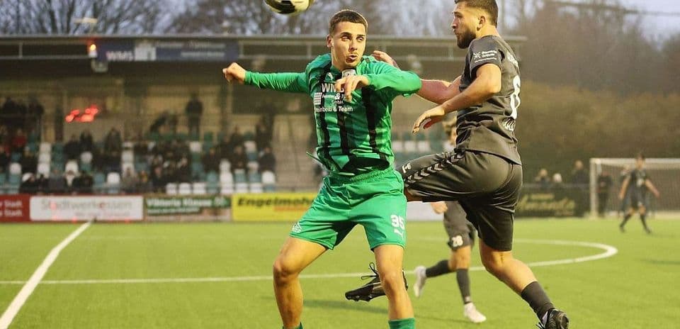 Deux joueurs en action lors d'un match de football