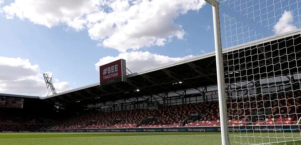 Vue du but et des tribunes au stade