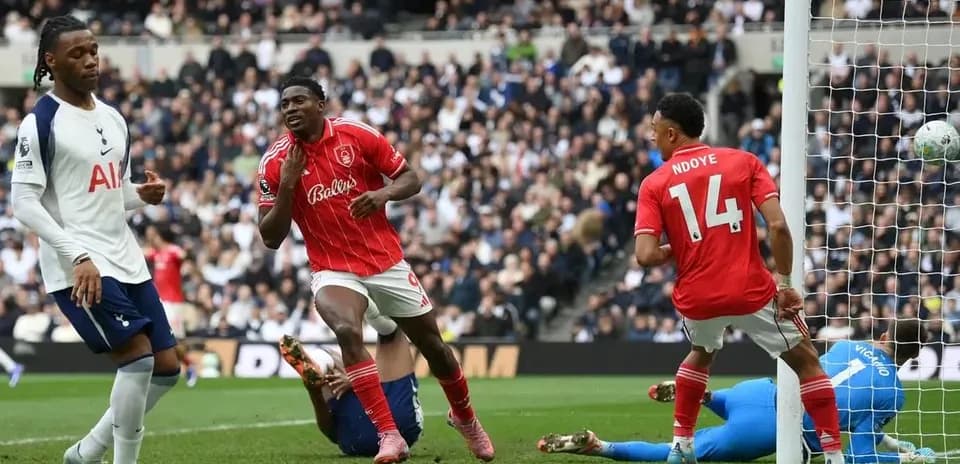 Joueur de Nottingham Forest célèbre un but marqué