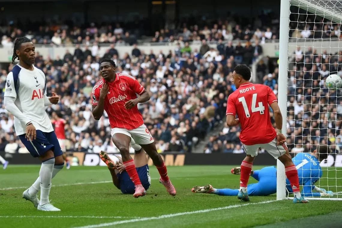 Joueur de Nottingham Forest célèbre un but marqué