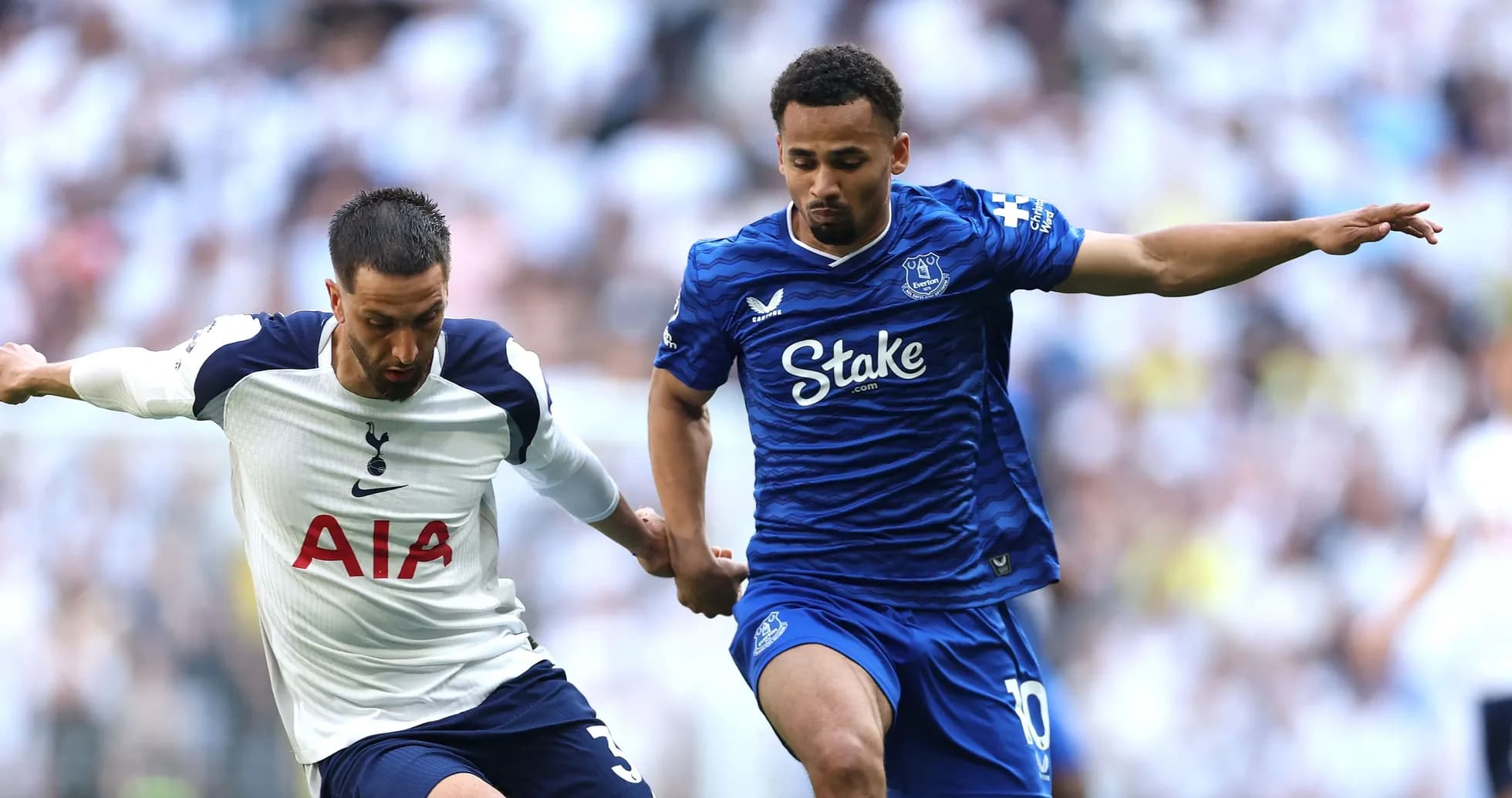 Joueurs de Tottenham et Everton en duel sur le terrain