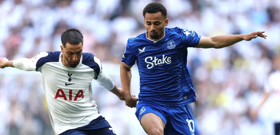 Joueurs de Tottenham et Everton en duel sur le terrain