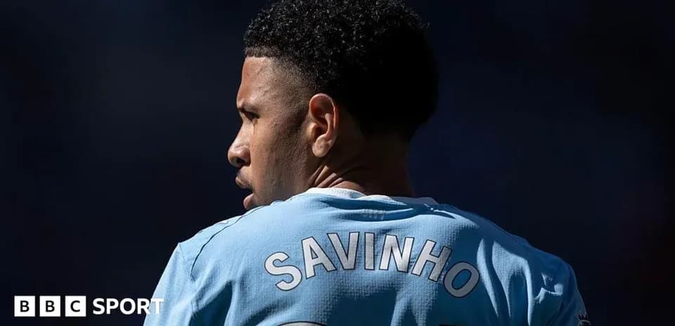 Joueur portant le maillot de Savinho en action