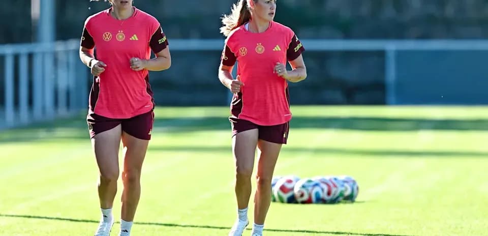 Deux joueuses de l'équipe allemande courant à l'entraînement
