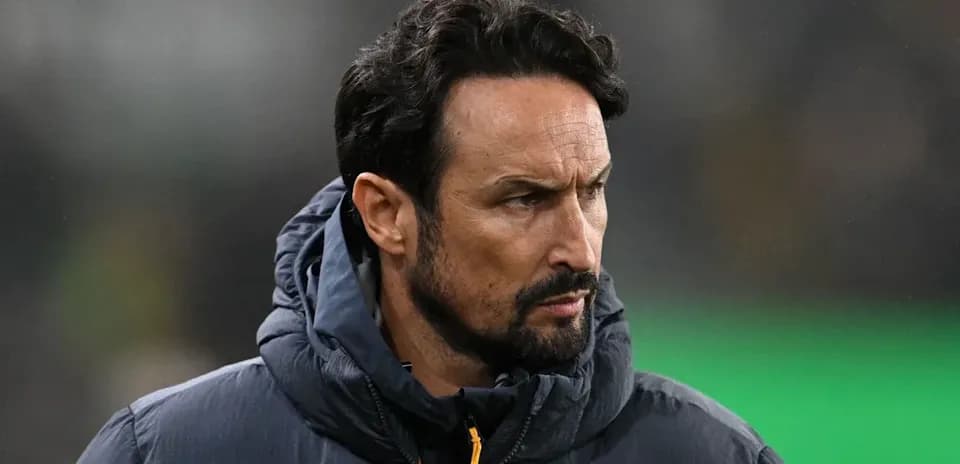 Entraîneur observant le match sur le terrain