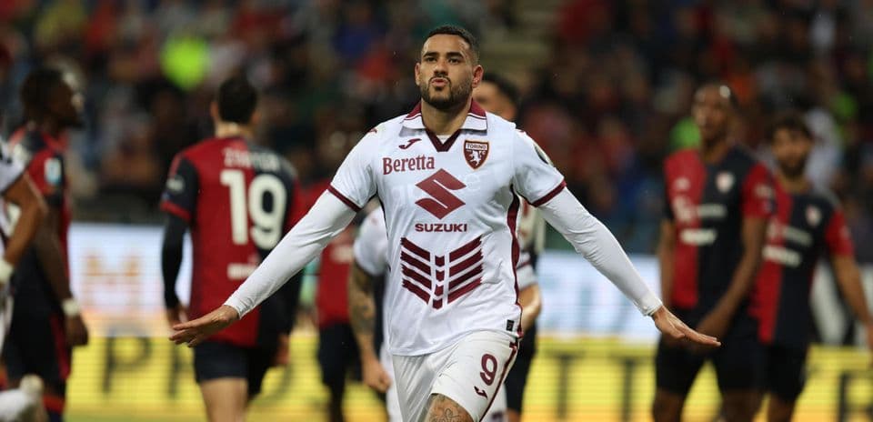 Joueur célébrant un but lors de Cagliari vs Torino