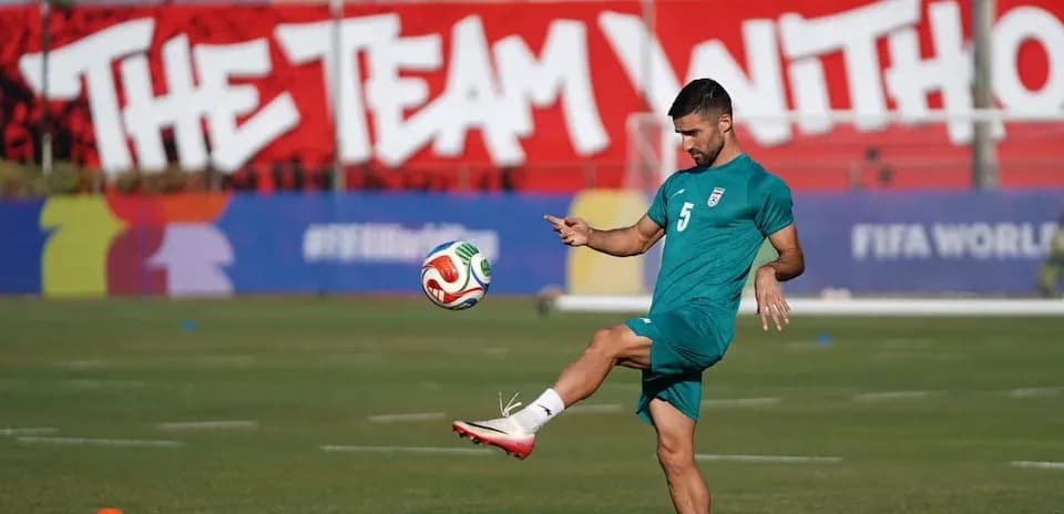 Un joueur iranien s'entraînant avant le match