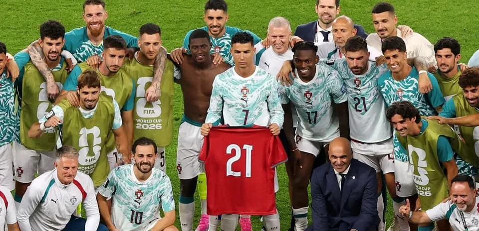 Équipe du Portugal posant avec un maillot après le match