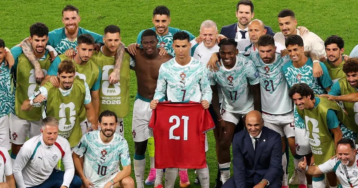 Équipe du Portugal posant avec un maillot après le match