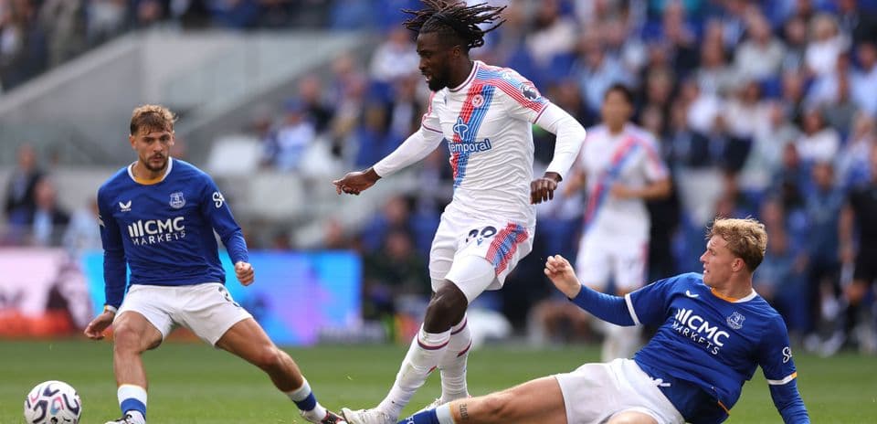 Joueur dribblant entre deux adversaires sur le terrain