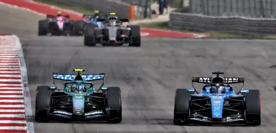 Deux voitures de Formule 1 en compétition sur circuit