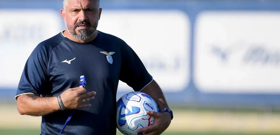 Entraîneur de la Lazio tenant un ballon pendant l'entraînement