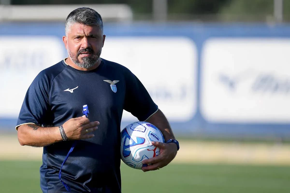 Entraîneur de la Lazio tenant un ballon pendant l'entraînement