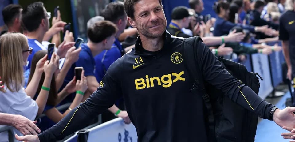 Entraîneur saluant les fans avant le match