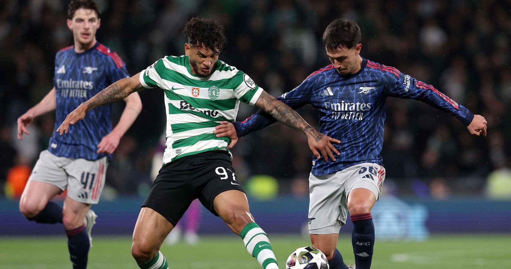 Joueurs de Sporting CP et Arsenal en action