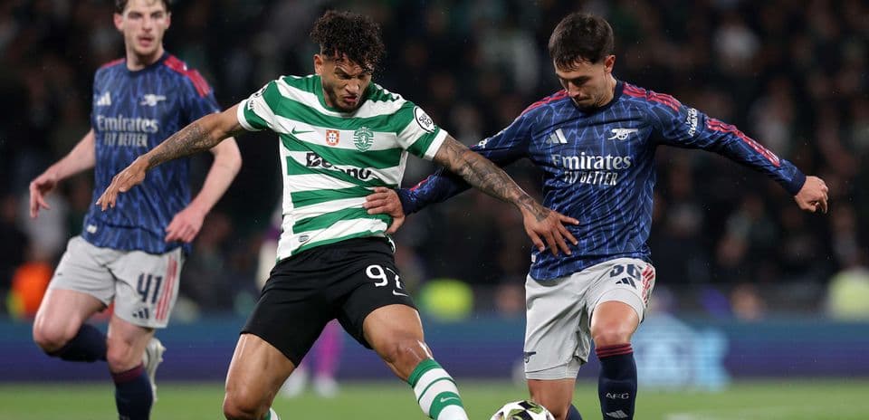 Joueurs de Sporting CP et Arsenal en action