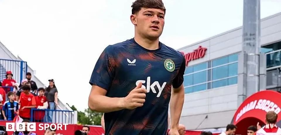 Joueur courant sur le terrain avant le match