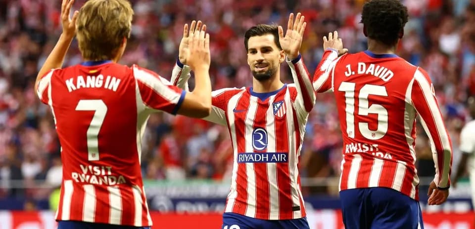 Trois joueurs d'Atletico Madrid célébrant un but