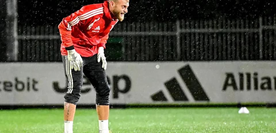 Gardien s'entraînant sous la pluie sur le terrain