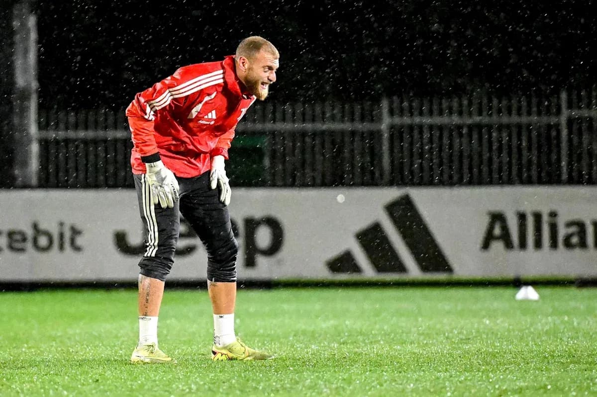 Gardien s'entraînant sous la pluie sur le terrain