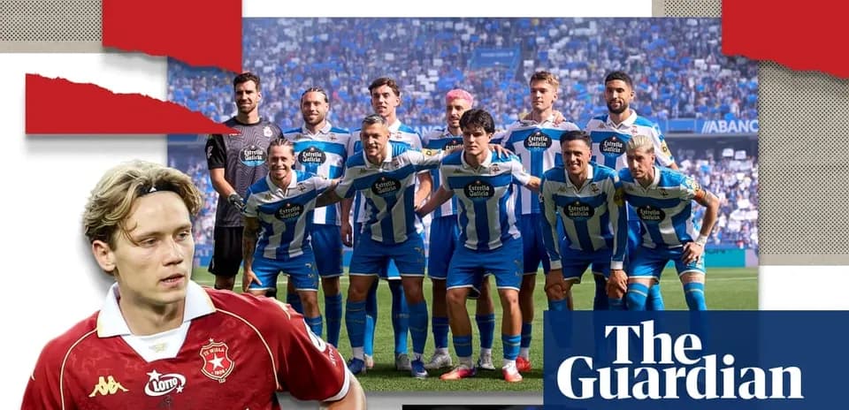 Équipe de football posant sur le terrain avant le match