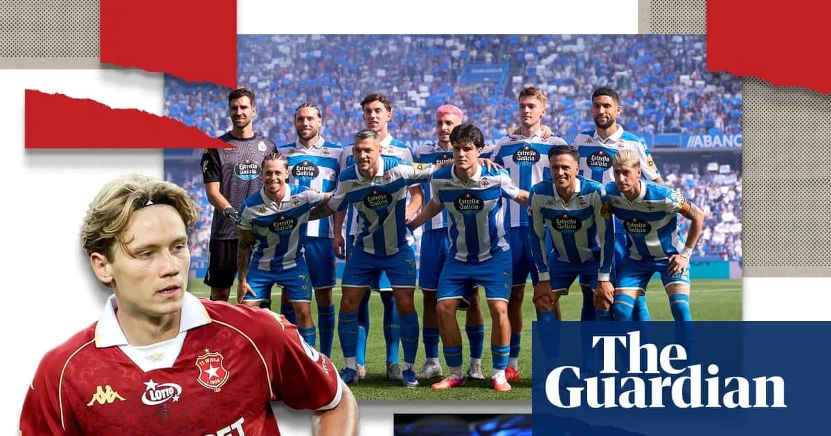 Équipe de football posant sur le terrain avant le match