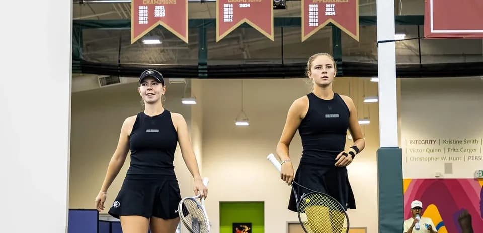 Deux joueuses de tennis entrant sur le court