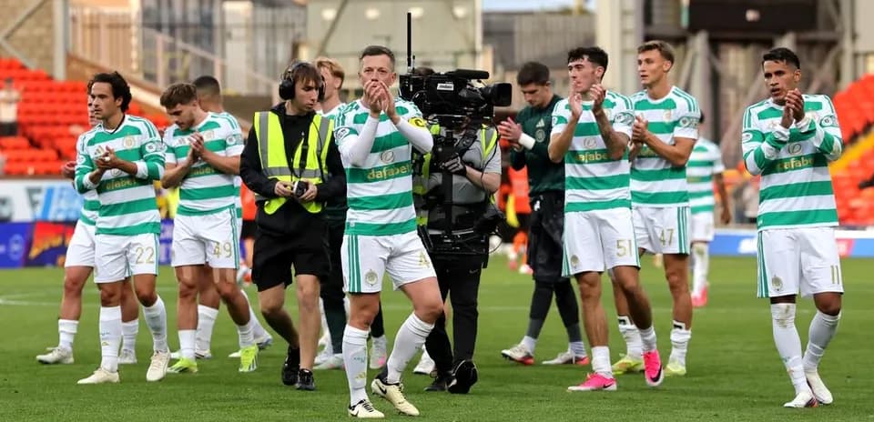 Joueurs de Celtic FC applaudissant après le match