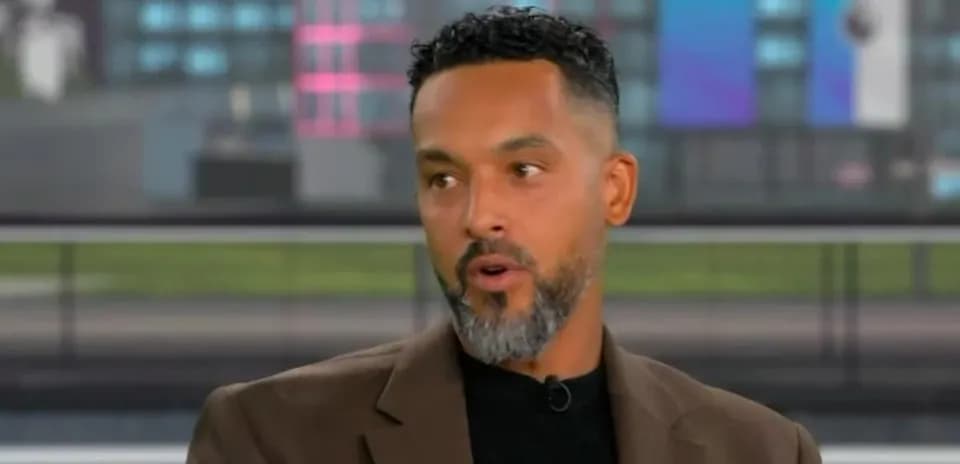 Person parlant lors d'une émission sportive en studio