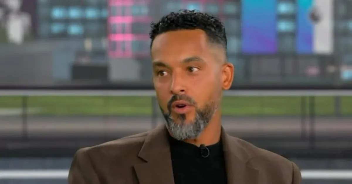Person parlant lors d'une émission sportive en studio