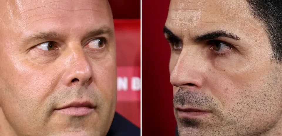 Deux entraîneurs se regardant lors d'un match